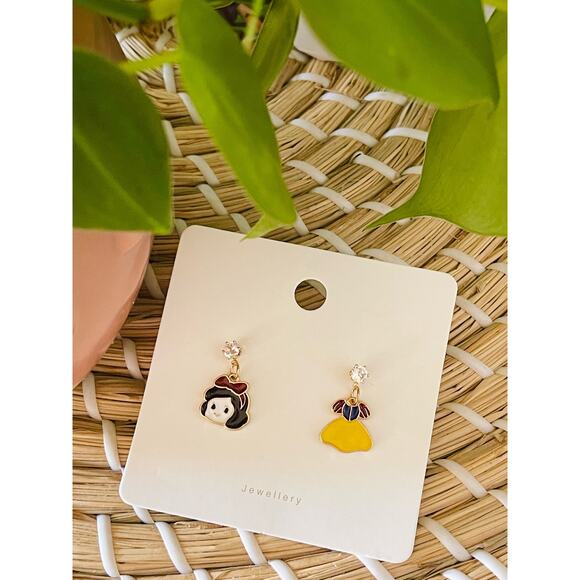 Cute Cartoon Snow White Gold Tone Earrings NWT - Picture 1 of 2